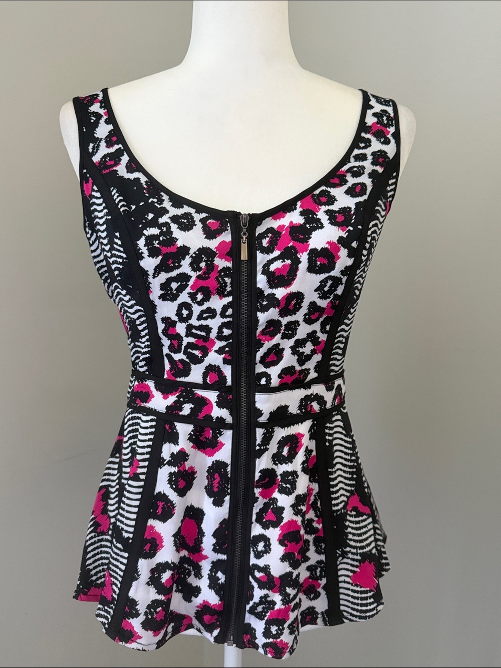 🆕 2B BEBE Pop Leopard Peplum Top Size Small Pink Black Zip Front NWT